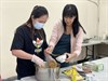圖2-劉婷婷傳授家傳好手藝指導新住民朋友製作緬式拌飯