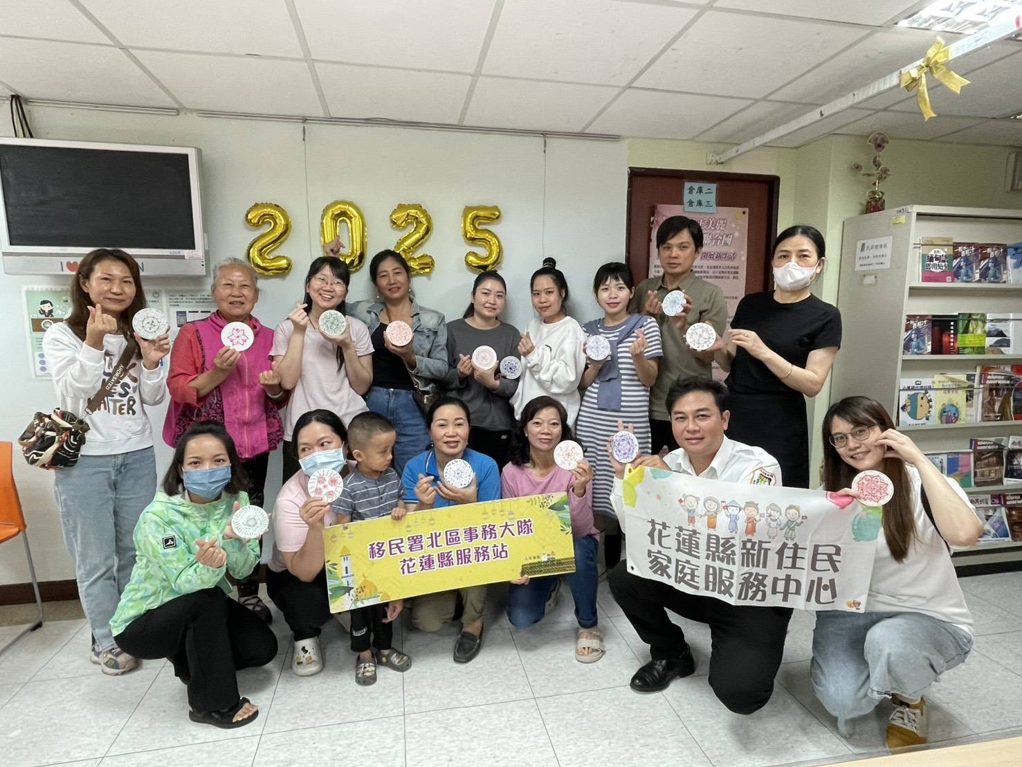 圖三活動最後,學員們開心合影留念,手中捧著自己親手完成的曼陀羅杯墊,成就感滿滿