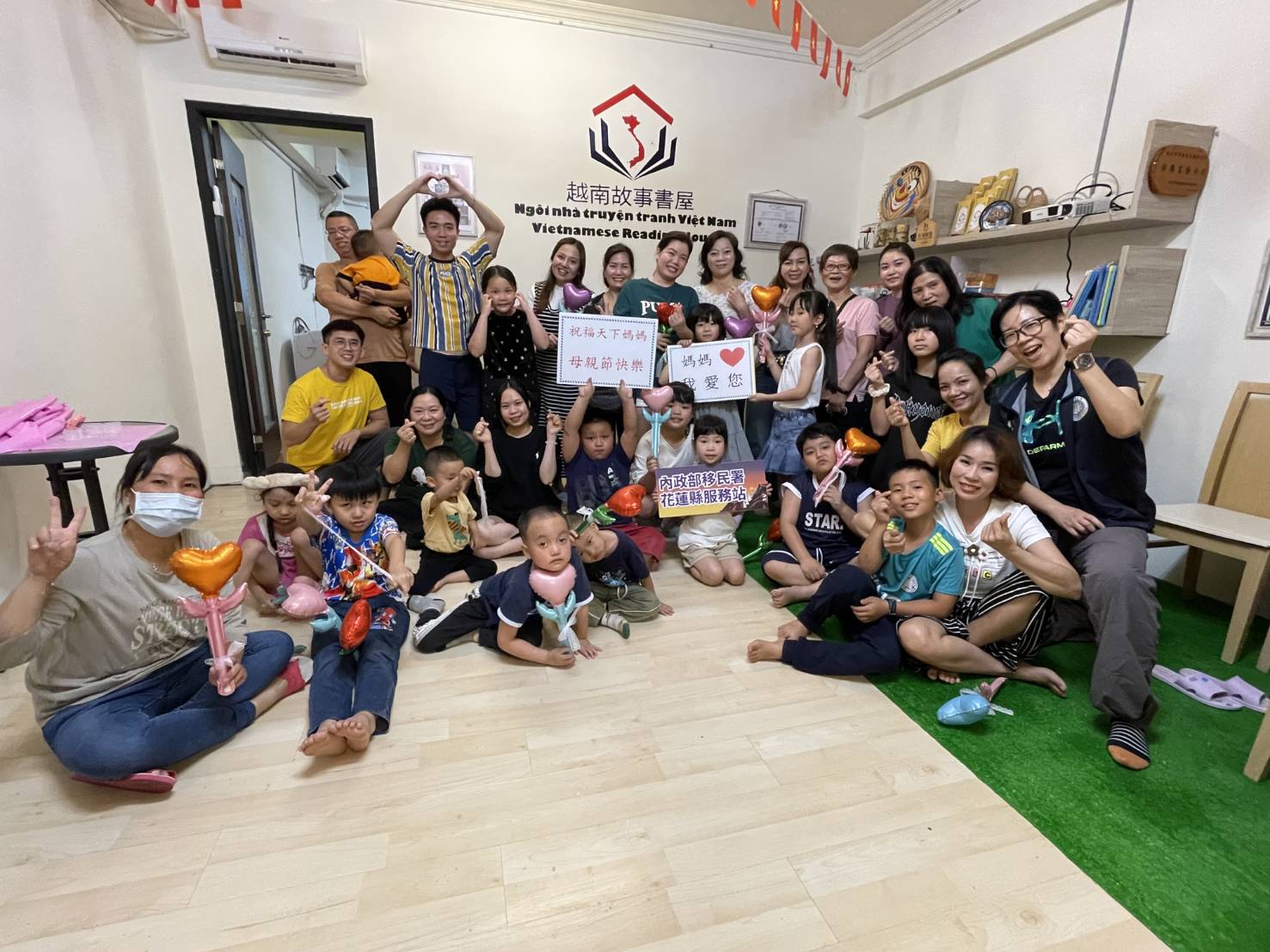 溫馨五月情牽慈母緣 移民署與花蓮新住民齊聚歡慶母親節 手作饅頭與筆筒傳遞愛意