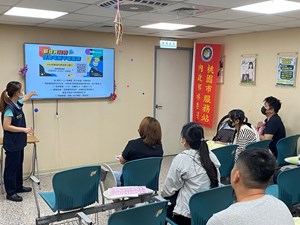 桃園市服務站宣導新住民免費借用平板電腦或筆電服務。