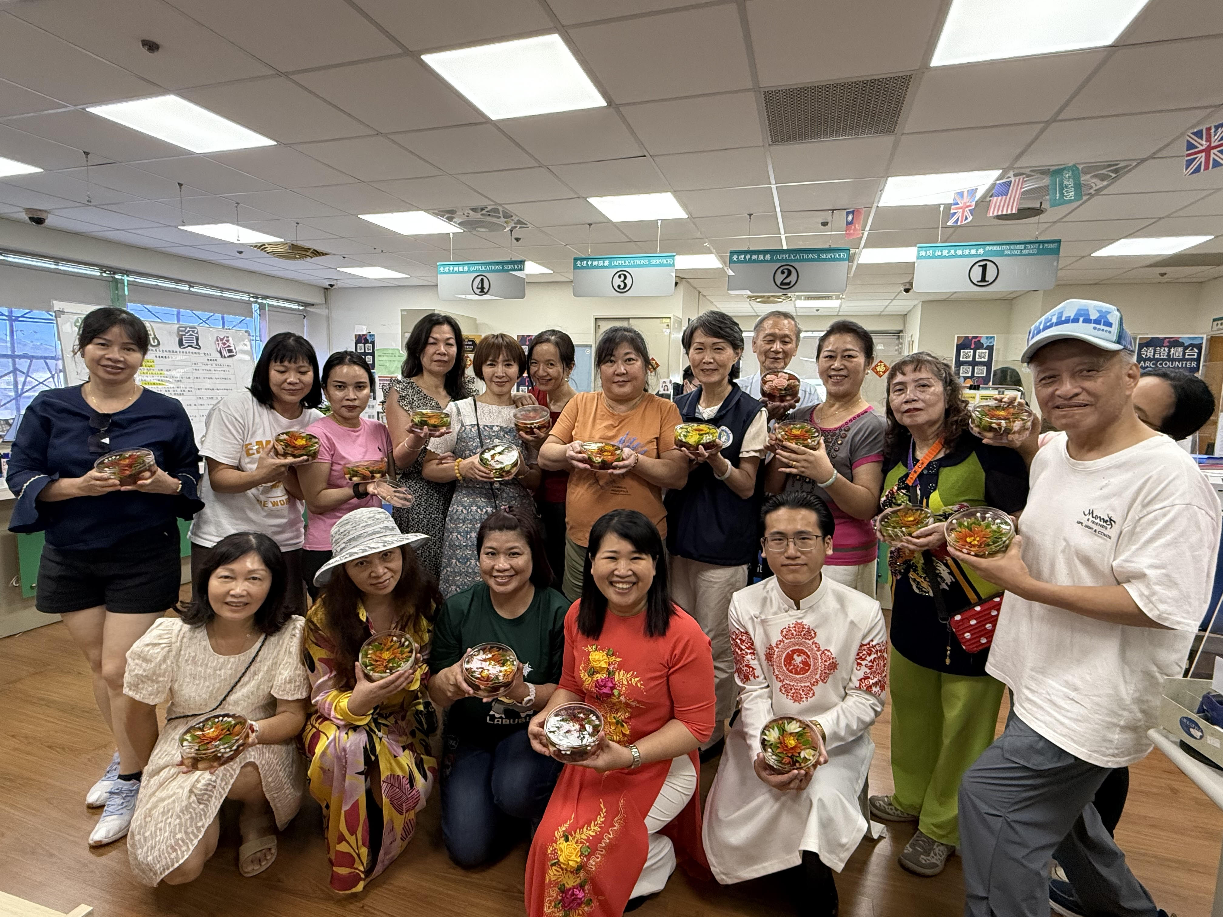全體新住民手持果凍花手作作品與講師合影