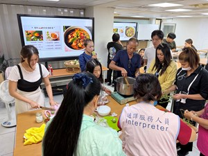 泰國新住民林琇文女士帶領學員體驗手作家鄉美食「泰式綠咖哩雞」。