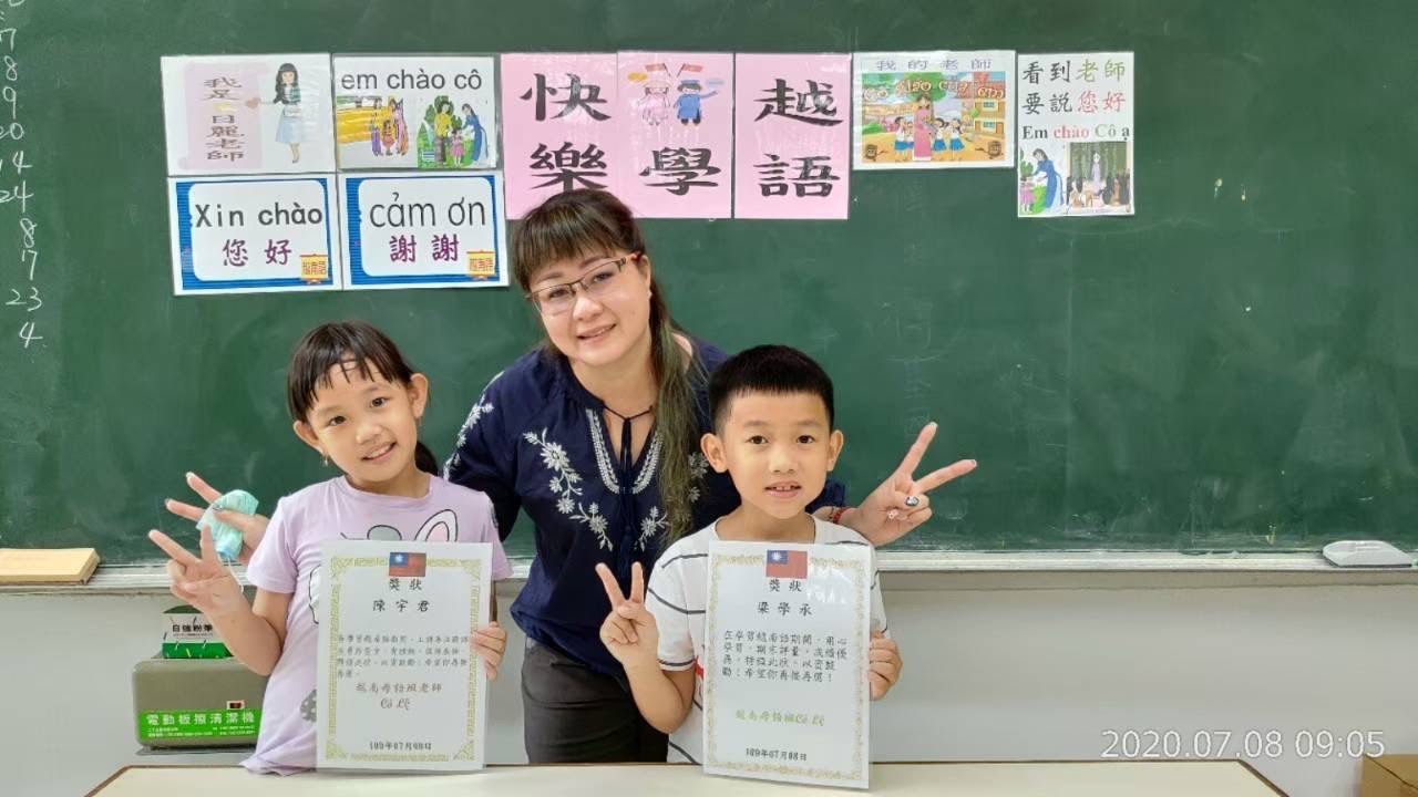 圖一、黃日麗在小學社團擔任越南語老師