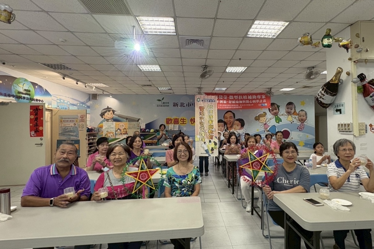 圖一、曾女香老師(第一排中間)與學員們分享越南中秋節文化