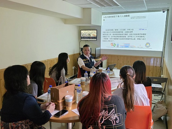 移民署國境事務大隊松山機場國境事務隊隊長石漢鵬講解國境面談流程。