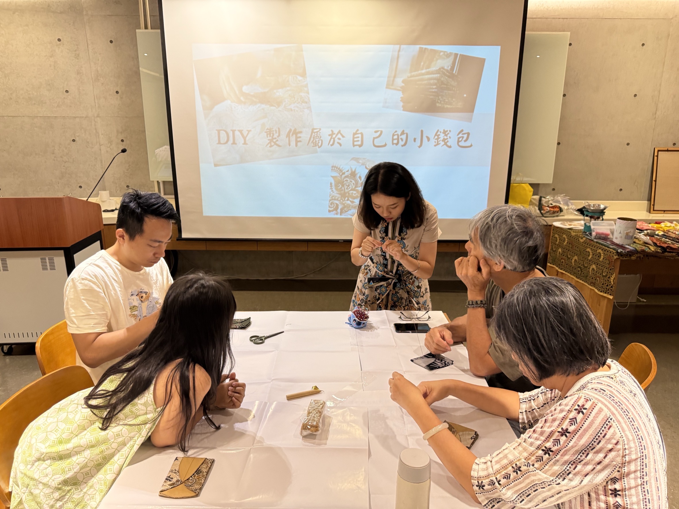 講師林惠雯教導學員手作蠟染小錢包。