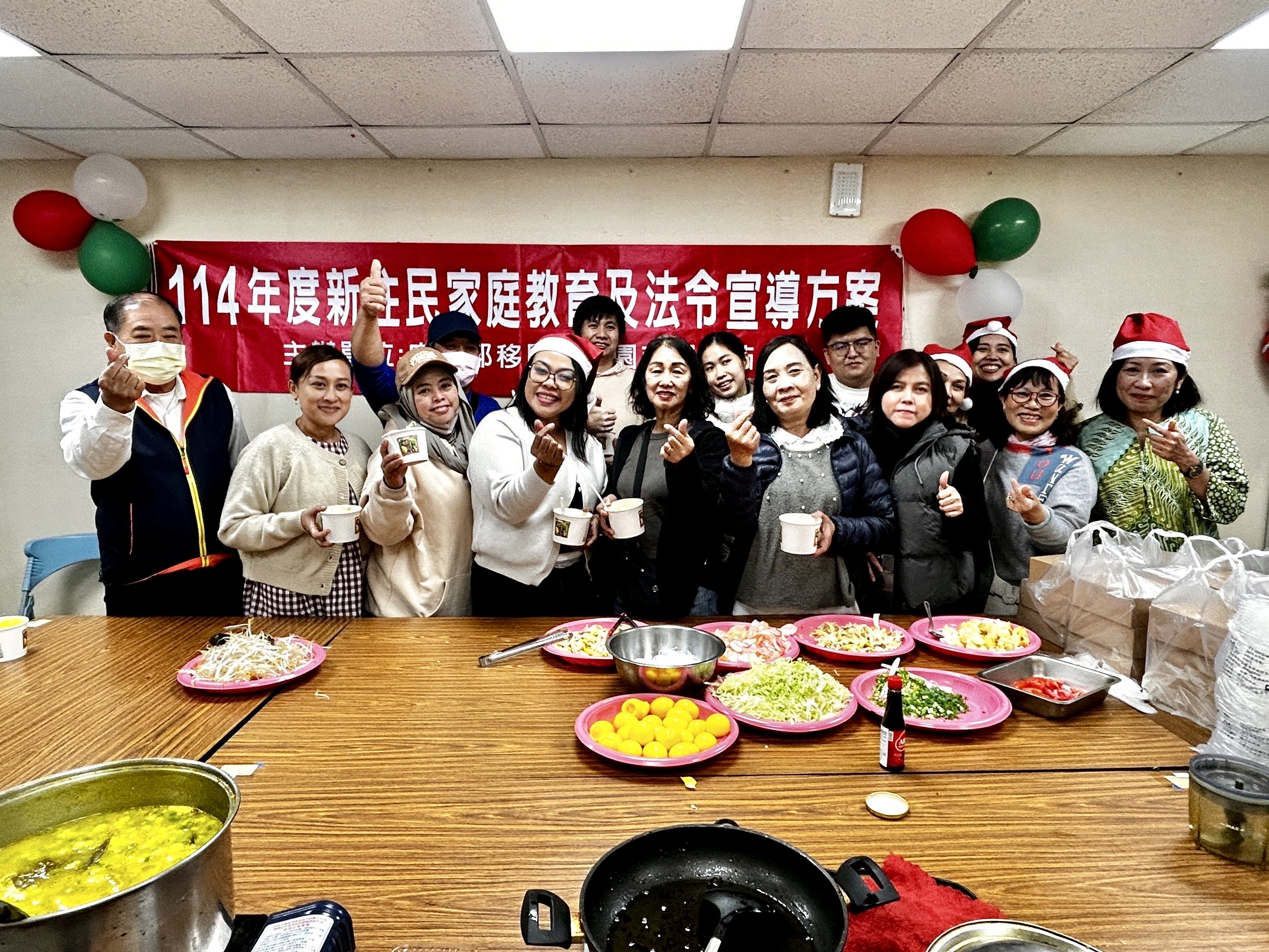 學員品嘗道地的印尼黃金雞湯，大呼暖心又暖胃。