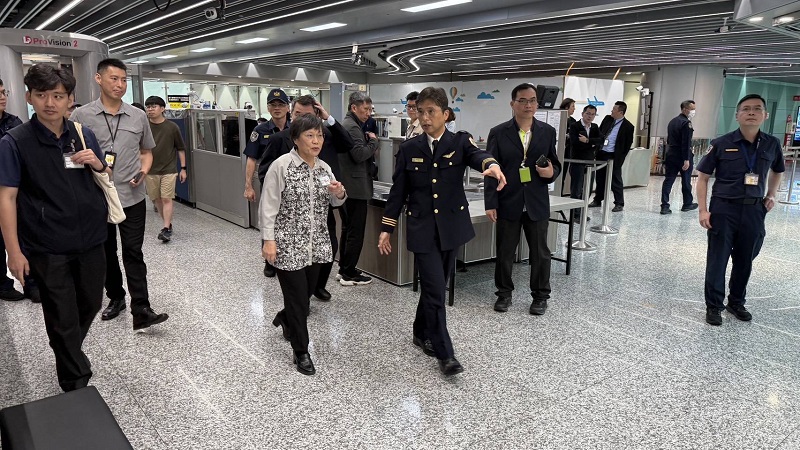 內政部部長劉世芳前往桃園國際機場移民署國境事務大隊及警政署航空警察局慰勤。