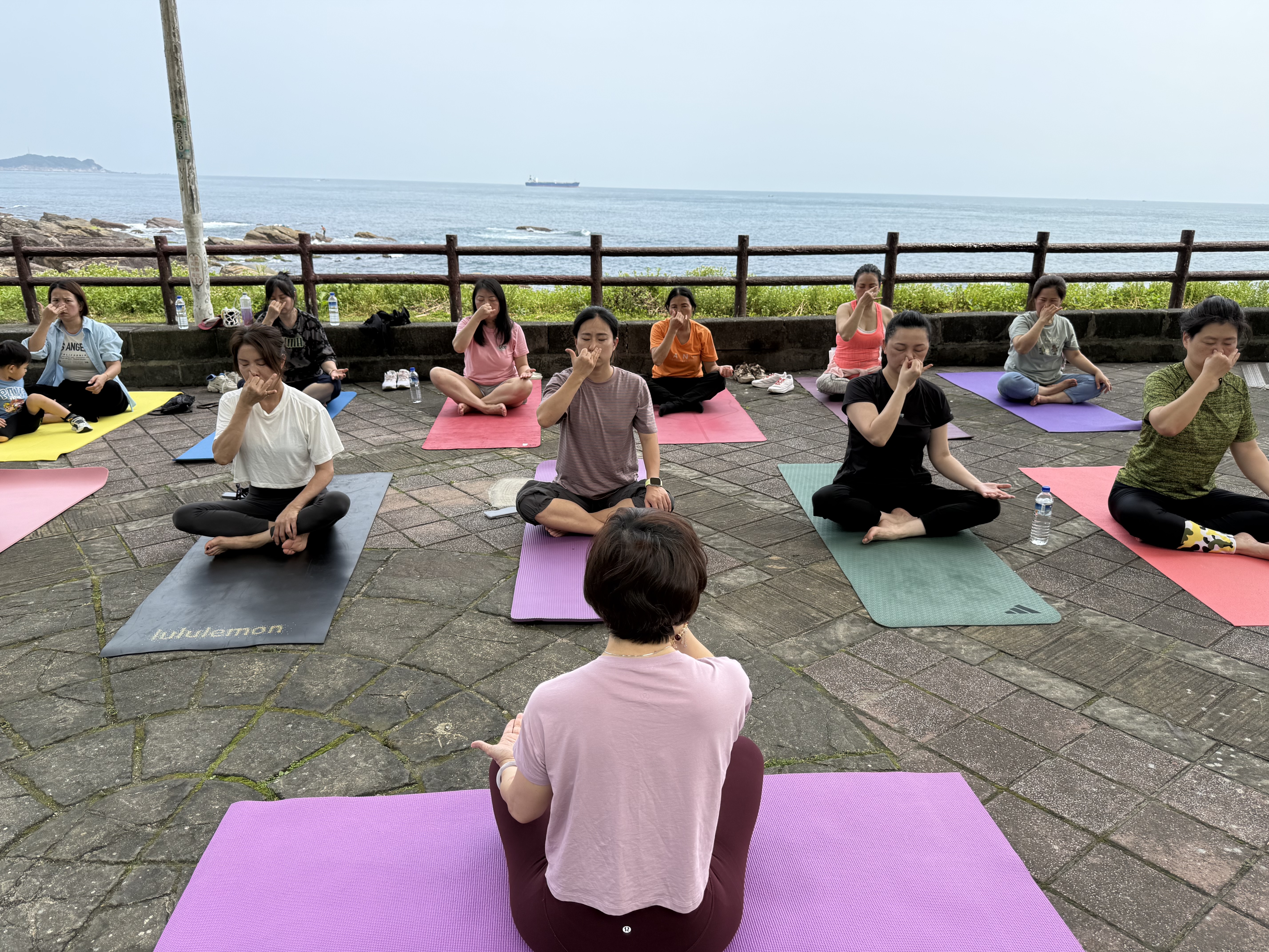 新住民學員學習瑜伽左右脈呼吸法情形