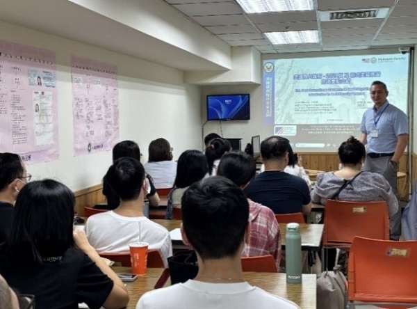 AIT犯罪調查官Scott Miloscia針對美國新版護照、橋樑簽證（Bridge Visa）與相關旅行文件之介紹及辨識技巧。