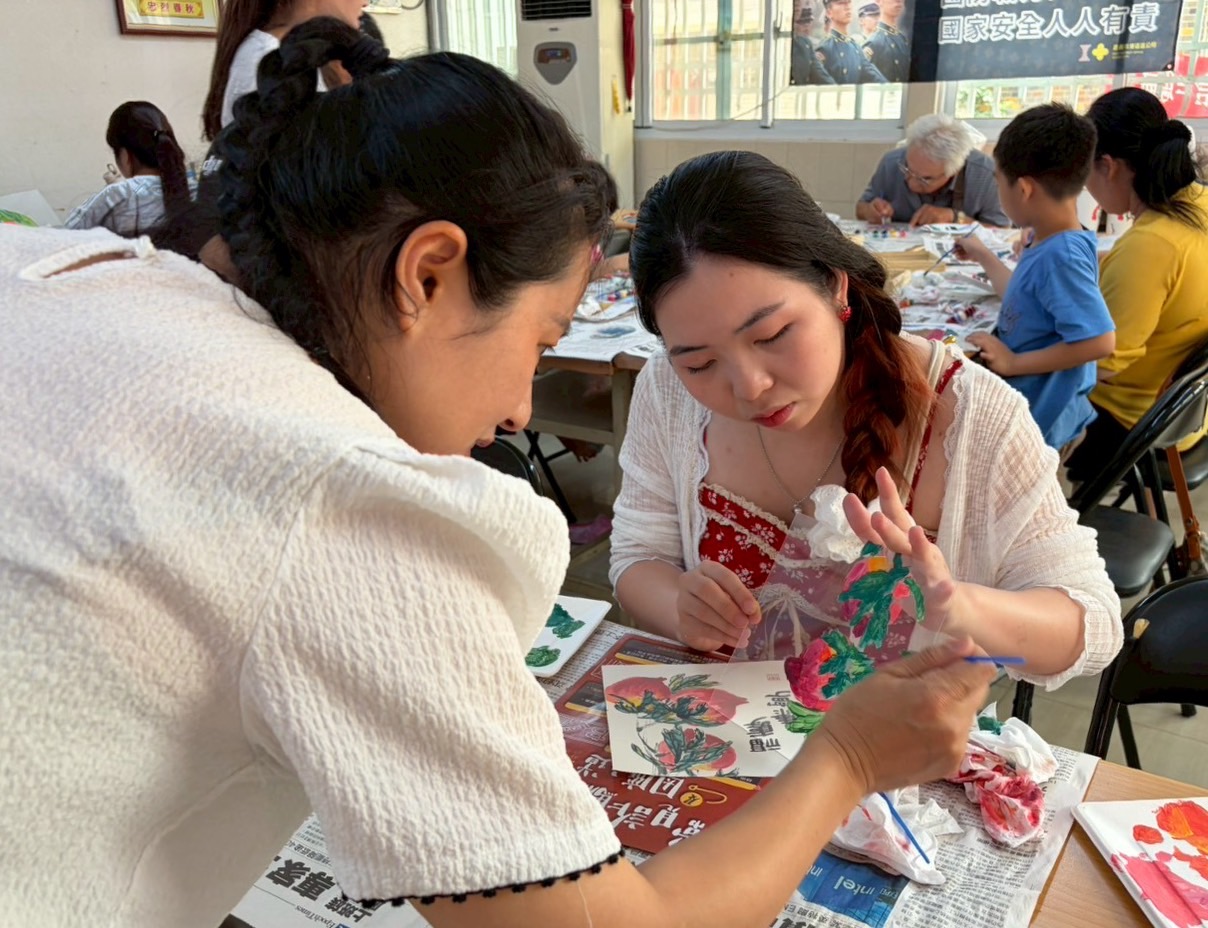圖1：講師申婷頡細心的指導新住民如何作畫。