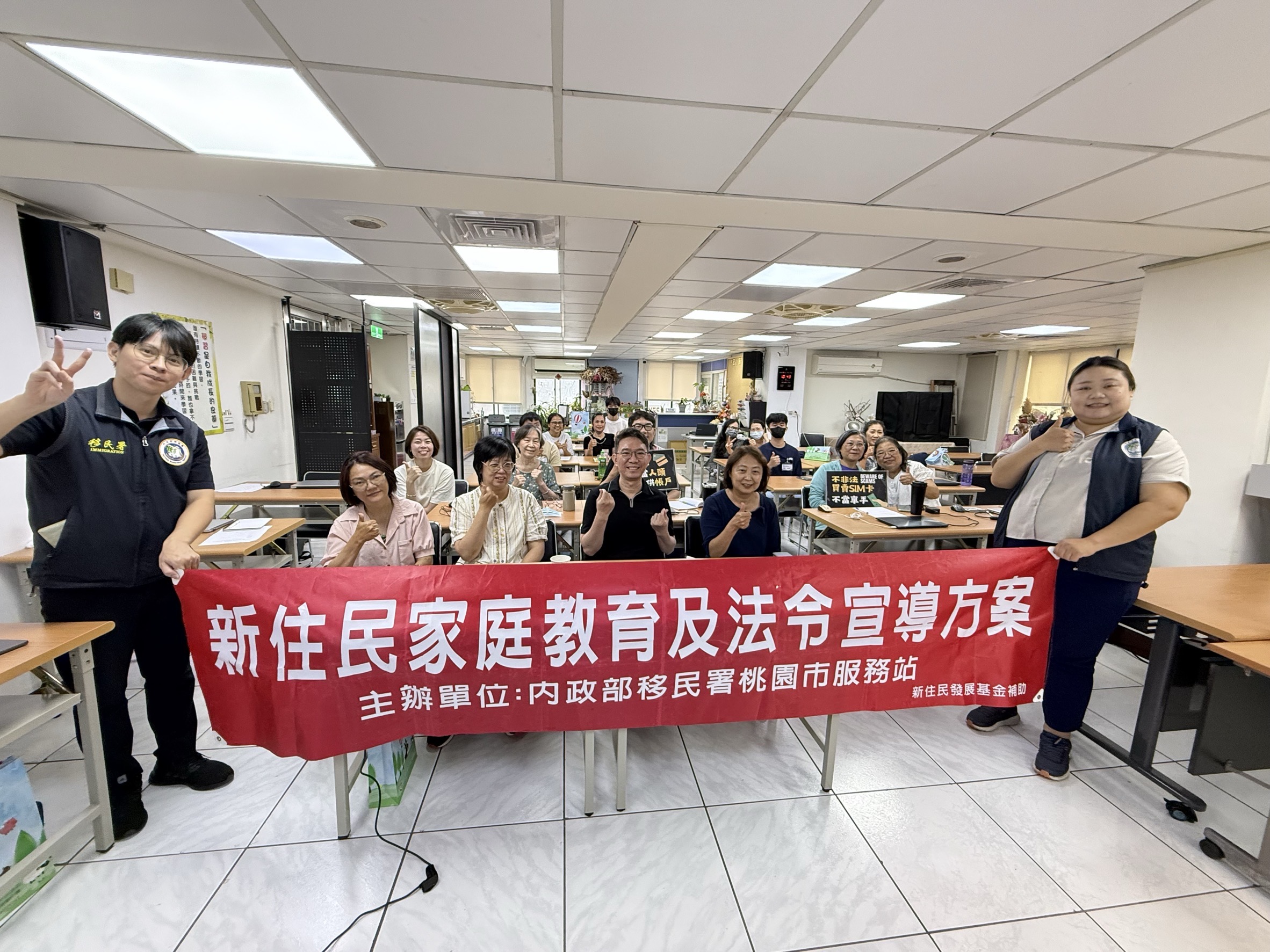 移民署桃園市服務站舉辦新住民家庭教育及法令宣導課程，邀請泰籍新二代何學義先生教導新住民如何應用AI科技於生活中。