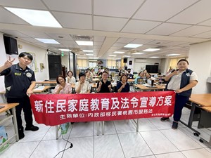 移民署桃園市服務站舉辦新住民家庭教育及法令宣導課程，邀請泰籍新二代何學義先生教導新住民如何應用AI科技於生活中。