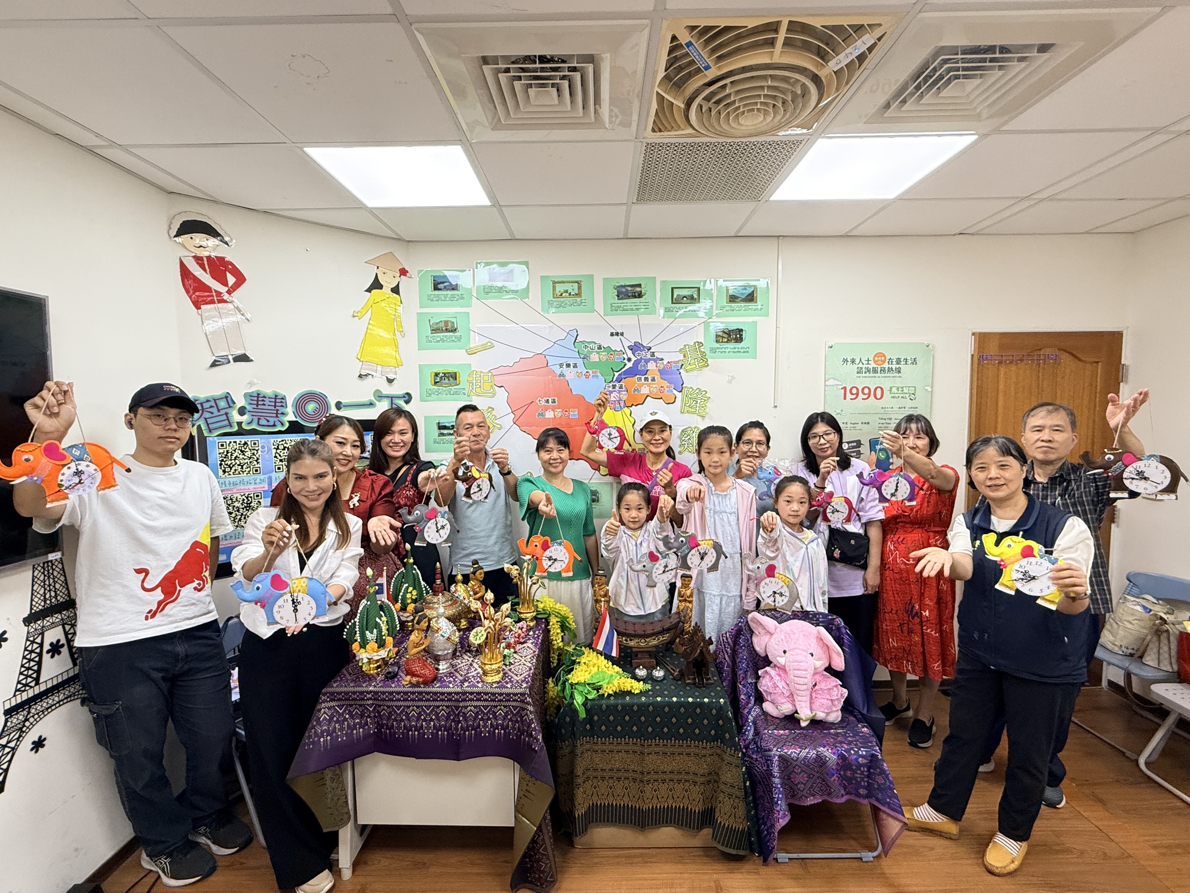 幸福時光「泰」美好　基隆新住民親子手作大象時鐘遞祝福 