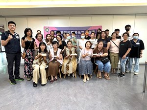 移民署桃園市服務站舉辦「認識印尼客家華僑文化－粄食DIY體驗活動」，邀請官美連女士(第一排右3)擔任講師。