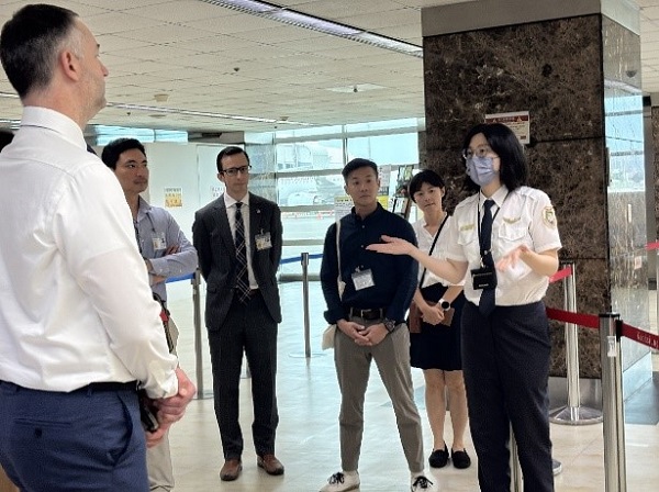 美國在台協會高雄分處參訪高雄機場 移民署展現智慧通關新服務