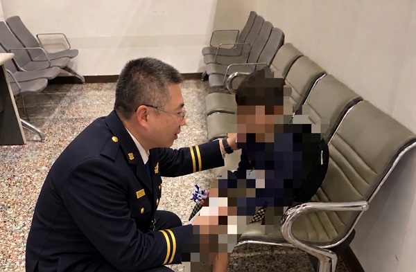 移民官暖心守護走失幼童 耐心協尋助親子平安團圓
