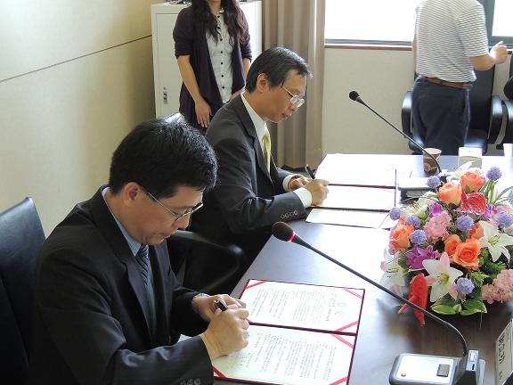 101年5月8日 本署與台北大學簽訂策略聯盟5