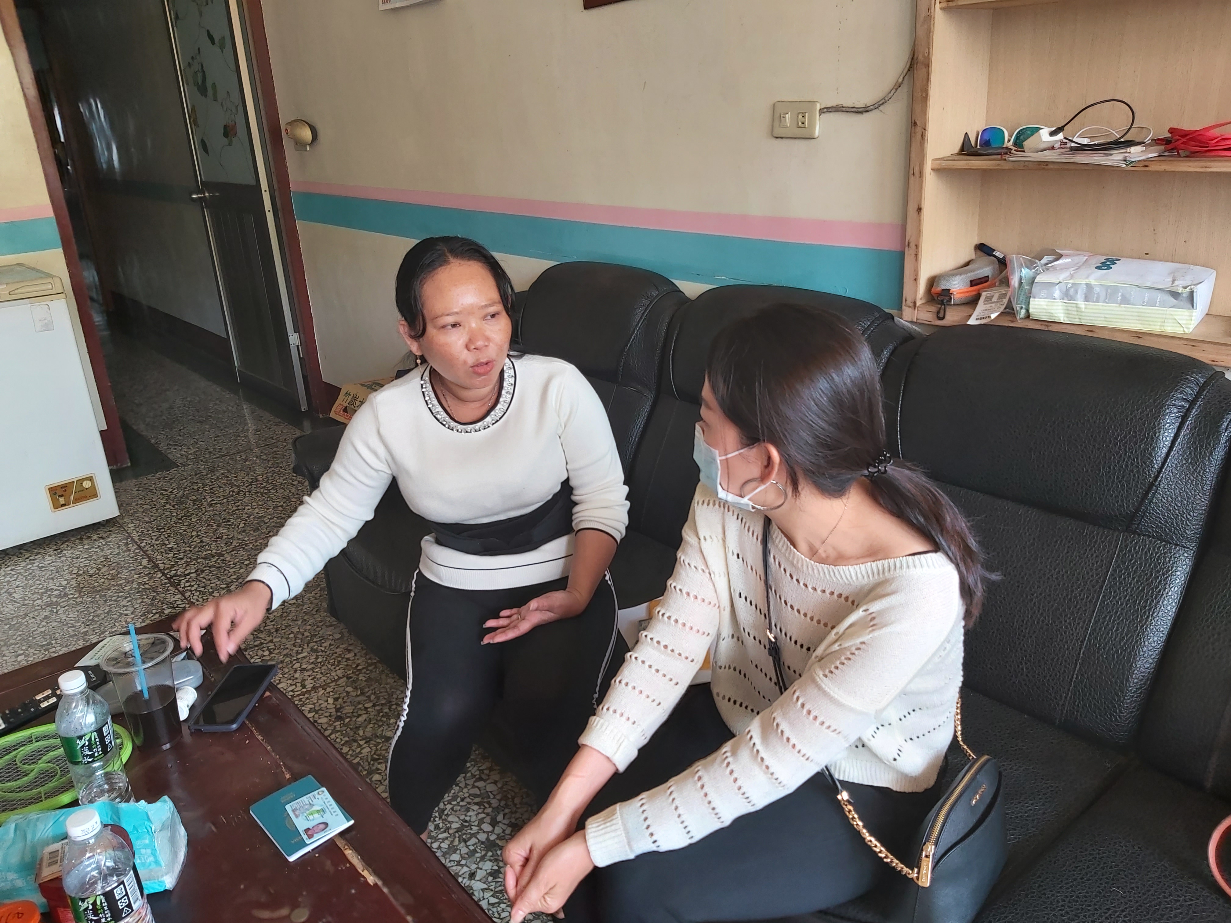 家訪印尼籍移工，協助辦理其女居留證