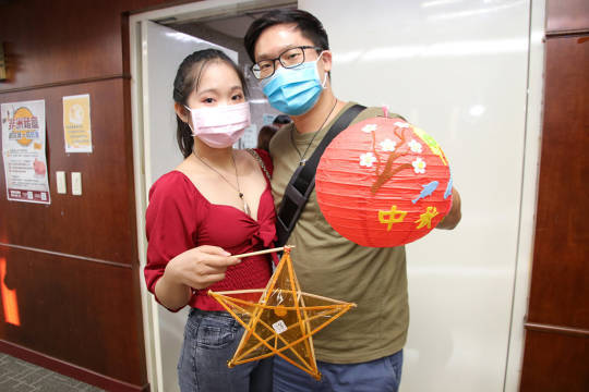 來自越南的新住民范氏梅簪（左）指出，越南的燈籠是五星造型喔！