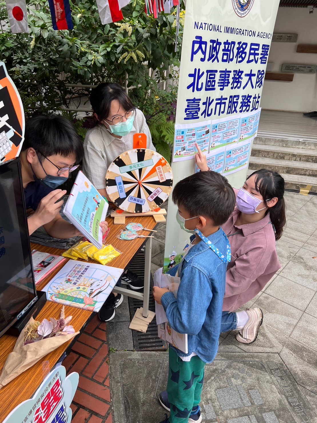 4.移民署臺北市服務站也在現場設攤宣導外來人口在臺生活諮詢服務熱線1990、反賄選小遊戲與小朋友及家長互動。