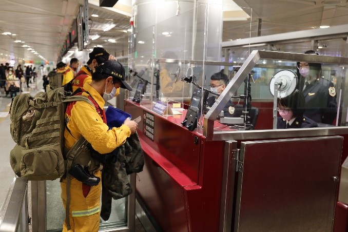 移民署於桃園國際機場第二航廈入境查驗線加開專檯，加速國家搜救隊員證照查核作業。