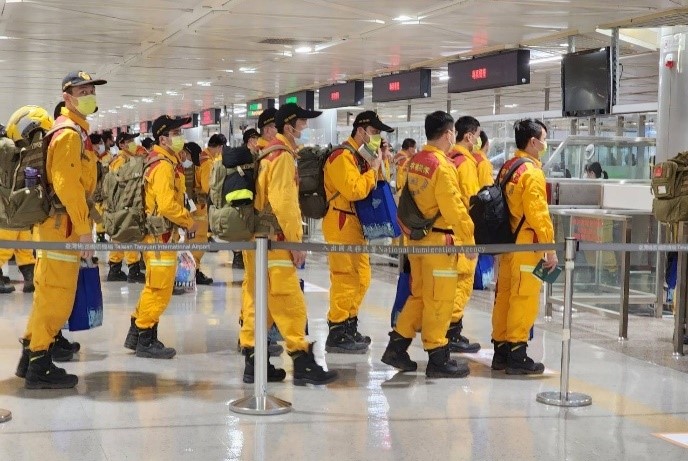 130位國家搜救隊員搭乘長榮航空專機自土耳其返抵桃園國際機場第二航廈，排隊等候移民署入境查驗。