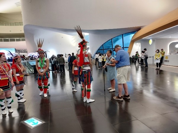 圖四、外籍旅客對於旅運中心內之原住民文化活動極感興趣。
