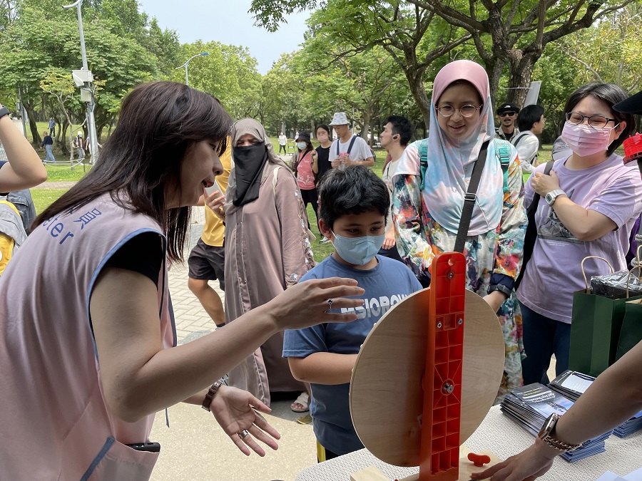 2.移民署邀請印尼語通譯擔任攤位問答遊戲關主，與穆斯林家庭同歡。